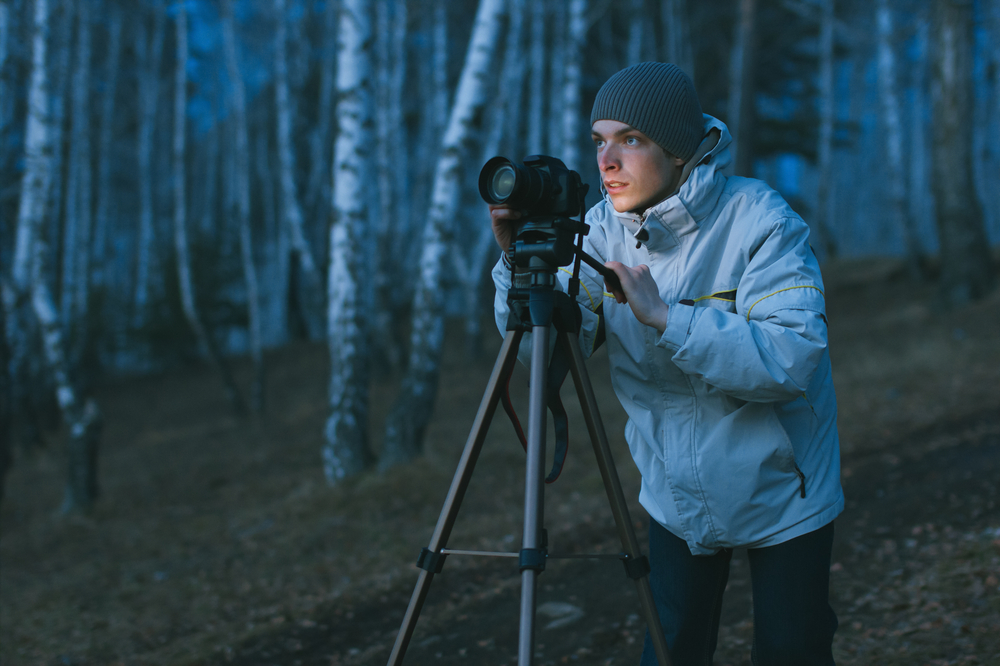 photographer takes pictures of the night landscape with a long exposure.